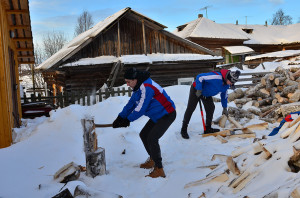 Основная работа волонтёров связана с подготовкой дров. Фото Татьяны Воротынцевой