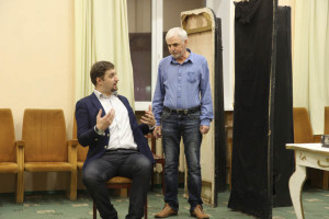 Режиссёр спектакля И. Костинкин (слева) объясняет задачу.