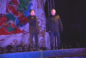 Председатель Совета депутатов Михаил Старожилов и глава города Игорь Скубенко поздравили северодвинцев с Новым годом и дали старт салюту.