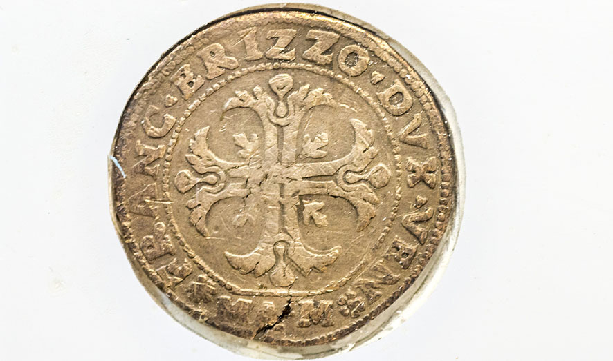 Монета-иностранка у стен монастыря