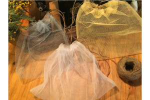 Взвешивать фрукты в магазинах можно вот в таких мешочках, сделанных из тюли или сетчатой ткани.