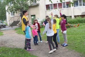 Волонтёры проекта «Солнечный двор» помогают ребятам организованно играть в подвижные игры.