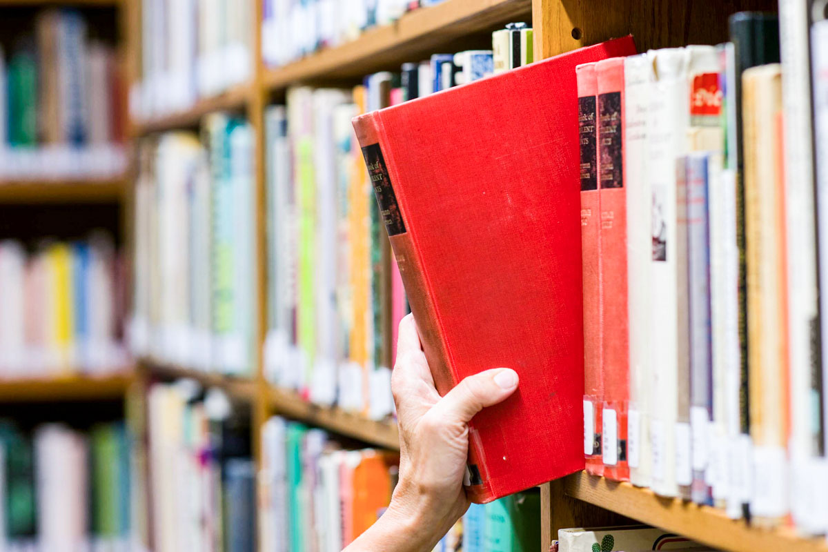 Гаджет или книга: зачем современному человеку ходить в библиотеку